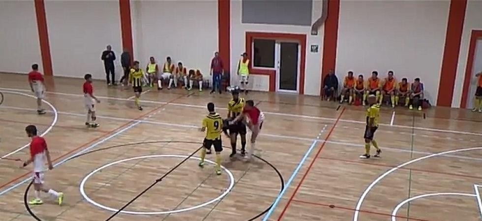 Lo spintone all'arbitro vale 1.200 euro